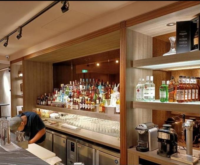 東區新式華麗餐酒館