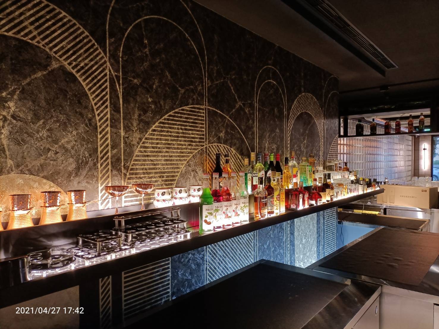 老調金屬元素的台式餐酒館