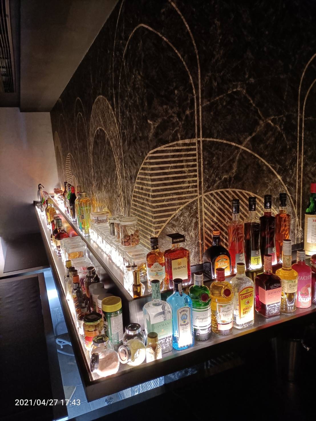 老調金屬元素的台式餐酒館